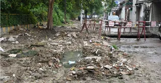 किदवई नगर के साइड नंबर -2 में टूटा पड़ा नाला । जागरण