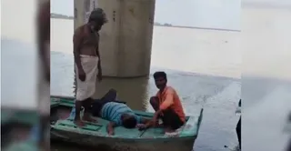 जाजमऊ में गंगा नदी में कूदे टेनरी कर्मी को बाहर निकाला गया।