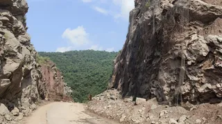 कीरतपुर-नेरचौक फोरलेन पर मैहला के पास पहाड़ी से गिरे पत्थर, मार्ग पूरी तरह बाधित।