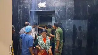 लिफ्ट से निकलते स्वजन। फोटो जागरण