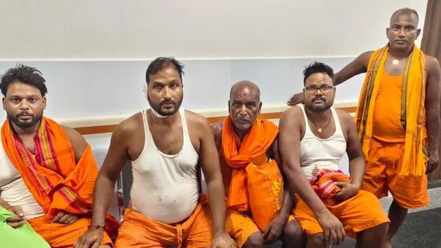 देवघर जा रहे कांवड़ियों की गाड़ी में अनियंत्रित वाहन ने मारी टक्कर; मुंगेर में छपरा के 3 श्रद्धालु गंभीर, रेफर
