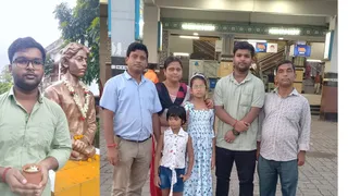 श्रद्धांजलि अर्पित करने पहुंच रहे लोग।