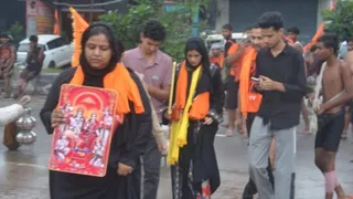 मोदीनगर से गुजरतीं बुर्का पहनकर कांवड़ लाती मुस्लिम महिलाएं।