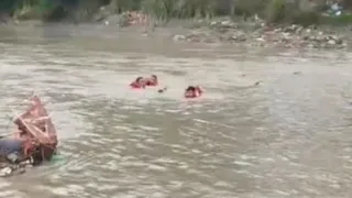नहर में बहते कांवड़िये को बचाते एसडीआरएफ के जवान l जागरण