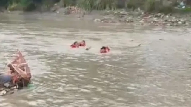 मोदीनगर में दो कांवड़ियों के लिए देवदूत बने SDRF जवान, जान पर खेलकर बचाई जान
