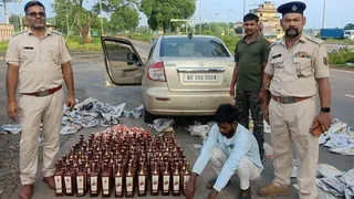 कार से शराब और तस्कर को पकड़ते पुलिस वाले। फोटो जागरण