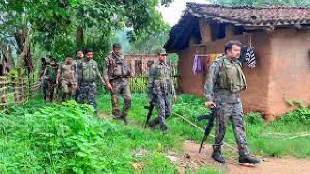 दलमा तराई में 1 करोड़ के इनामी आकाश के दस्ते को झटका: अनीता ने किया आत्मसमर्पण, कांबिंग ऑपरेशन तेज