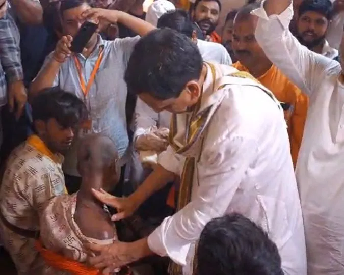 Nityanand Rai Massages Kanwariya Feet at Banka Shravani Mela (1)