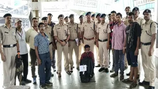 गांजा के साथ पकड़े गए युवक के साथ धनबाद आरपीएफ की टीम। (फोटो सौजन्य)