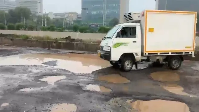 खेड़कीदौला टोल के पास हाईवे सर्विस लेन पर गड्ढे बने मुसीबत, स्थायी समाधान की मांग