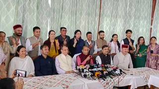 भाजपा समर्थित जिला परिषद सदस्य पूर्व सीएम जयराम ठाकुर के साथ। जागरण आर्काइव