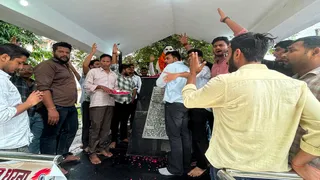 एसआरएन अस्पताल स्थित शहादत स्थल पर शहीद रोशन सिंह को श्रद्धांजलि देते लोग।