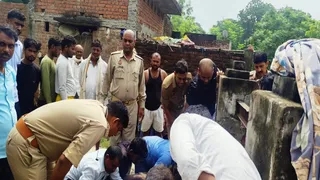 प्रयागराज में औद्योगिक थाना क्षेत्र के पुरवा खास गांव में कुएं से महिला के शव निकालते फायर ब्रिगेड कर्मी। जागरण