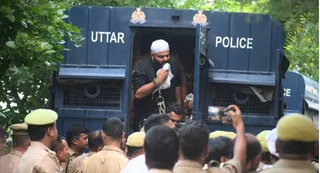 कसारी मसारी कब्रिस्तान में माफिया अतीक अहमद के बेटे आबान अहमद के जनाजे में शामिल होने जेल से पैरोल पर पहुंचे अली अहमद। जागरण