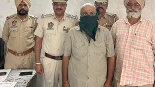 पुलिस के साथ पकड़ा गया आरोपी।