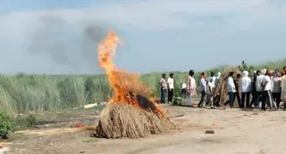 पुलिस की निगरानी में भागलपुर के सरयू नदी के कालीचरण घाट पर हुआ अंतिम संस्कार। जागरण