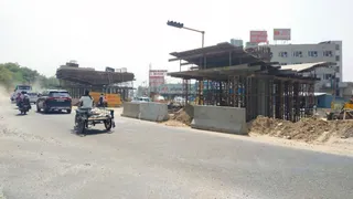 बहादराबाद तिराहे पर चल रहा फ्लाईओवर का निर्माण
