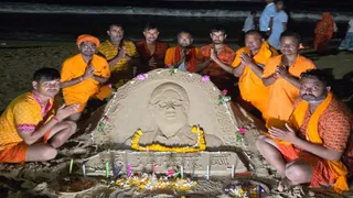 जगन्नाथपुरी में युवाओं ने बालू से बनाई दिवंगत विधायक उमाशंकर सिंह की प्रतिमा, दी भावभीनी श्रद्धांजलि।