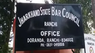 इंटरनेट मीडिया और वकीलों से मिलकर मांग रहे समर्थन।