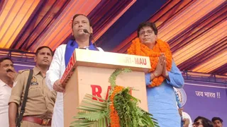 सम्मेलन को संबोधित करते मंडल कोआर्डिनेटर दिनेश चंद्रा व बगल में फूल माला पहन खड़े भरत सिंह