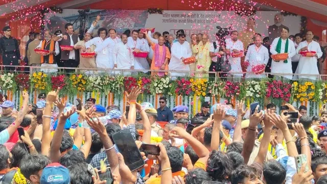 कांवड़ यात्रा पर पुष्पवर्षा के सहारे सीएम योगी ने रखी 2027 चुनाव की नींव: मंच से रालोद संग दिया गठबंधन का संदेश