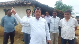 मालखेड़ी में ग्रामीणों के बीच मौजूद परसवाड़ा विधायक मधु भगत। (वीडियो ग्रैब)