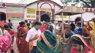 अलसुबह से ही जलाभिषेक के लिए लगी श्रद्धालुओं की कतार। फोटो: जागरण