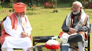 संत निरंजन दास के साथ पीएम मोदी। फाइल फोटो