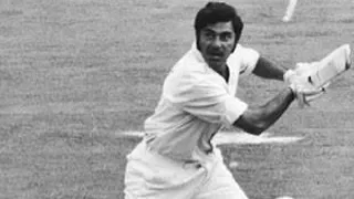 ब्रेबॉर्न स्टेडियम में फरवरी 1973 में पानी देने के बाद जेआरडी टाटा नीचे झुके और फारूख के पैरों में बंधे पैड्स के बकल खोलने लगे थे।