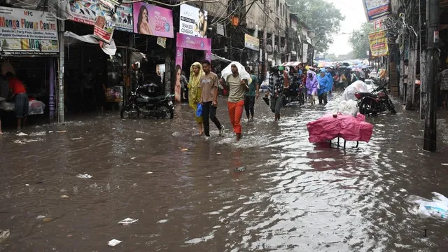 बारिश ने दिल्ली के बाजारों का बिगाड़ा हाल, कूचा महाजनी से कनॉट प्लेस तक पानी और बदबू से व्यापारी बेहाल