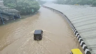 शुक्रवार को दिन-भर हुई झमाझम वर्षा से साइबर सिटी की विभिन्न सड़कें इस तरह दरिया में तब्दील हो गई थी। यह तस्वीर है सिग्नेचर टावर की है। जागरण आर्काइव