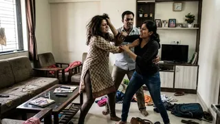 ग्रेटर नोएडा के गौर सिटी-2 में एक महिला ने अपने पति की महिला मित्र के साथ जमकर मारपीट की। इमेज एआई