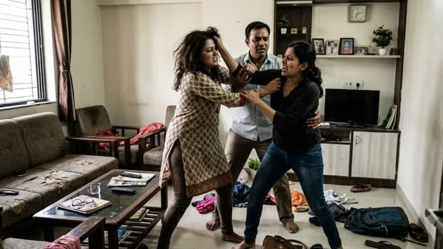 पति को प्रेमिका संग देख भड़की पत्नी, फ्लैट में दोनों महिलाओं के बीच जमकर मारपीट; वीडियो वायरल
