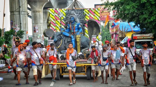 कहीं नन्हा कांवड़िया, कहीं एक पैर से भक्त... कांवड़ मार्ग पर दिखा आस्था का अद्भुत रंग