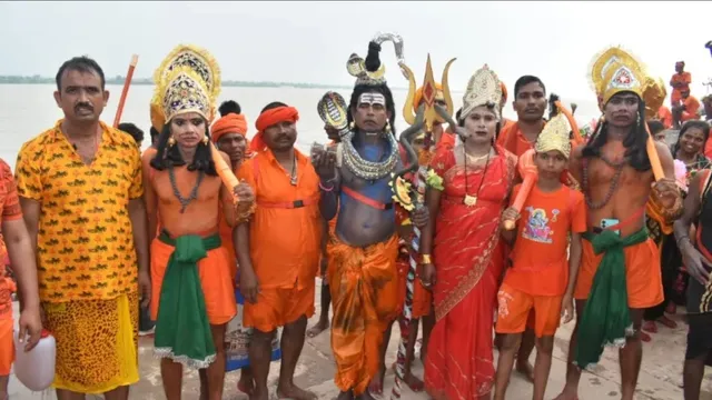 गाजीपुर में गंगा घाटों पर उमड़ा आस्था का सैलाब, बोल बम से गूंजा शहर
