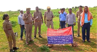 प्रयागराज के कोरावं में जिम प्रकरण में गैंग लीडर इमरान की संपत्ति कुर्क करती पुलिस व प्रशानिक टीम। स्रोत-पुलिस