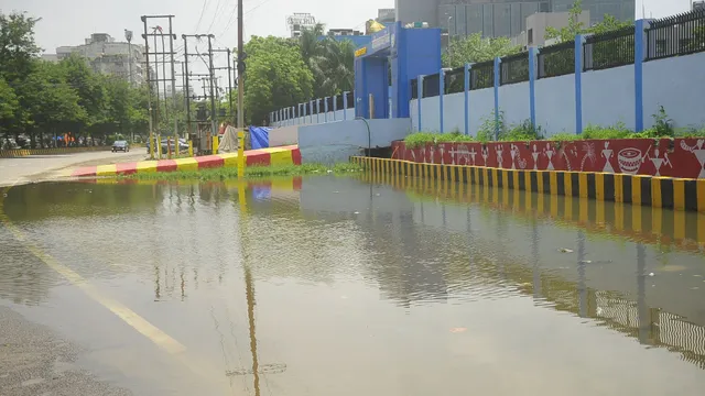 गाजियाबाद में नगर निगम के दावे फेल, जलभराव से बढ़ीं मुश्किलें; वसुंधरा-इंदिरापुरम की तस्वीरें खोल रही पोल

