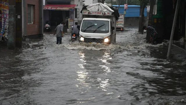 4 फीट तक भरा पानी, दिल्ली में सड़कें बनीं दरिया; नगर निकायों के दावों की निकली हवा
