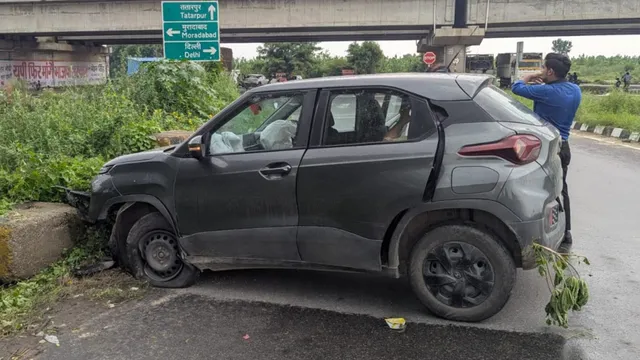 हापुड़ में हादसा: रोडवेज बस ने कार को 20 मीटर घसीटा, एयरबैग ने बचाई टाटा अधिकारी की जान
