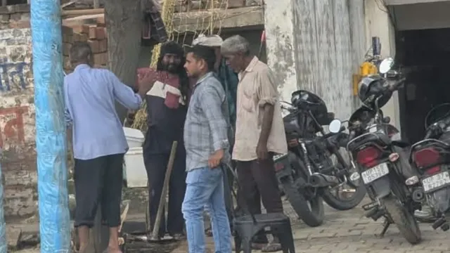 हापुड़ में दिल्ली रोड पर हरे-भरे पेड़ काटे, वन रक्षक निलंबित और कई अधिकारियों को नोटिस जारी
