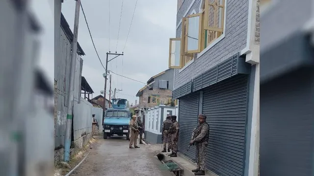 जम्मू-कश्मीर में जमात-ए-इस्लामी के 26 ठिकानों पर पुलिस की छापेमारी, आपत्तिजनक दस्तावेज और इलेक्ट्रॉनिक उपकरण जब्त


