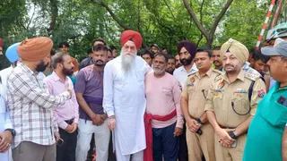 घटनास्थल पर पहुंच कांवड़ियों से मुलाकात कर उन्हें तुरंत कार्रवाई का भरोसा देते विस स्पीकर कुलतार सिंह संधवा व अन्य। - जागरण