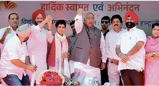 हल्द्वानी रामलीला मैदान में कांग्रेस की विजय शंखनाद रैली के दौरान हाथ में तलवार उठाकर रैली का शंखनाद करते कांग्रेस अध्यक्ष मल्लिकार्जुन खरगे। साथ में उत्तराखंड कांग्रेस प्रभारी सैलजा। जागरण