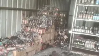 शराब के ठेके में लगी आग के बाद हुआ नुकसान। सौ- इंटरनेट मीडिया