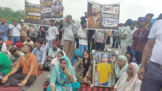 परिजनों की तरफ से लगाया गया धरना।