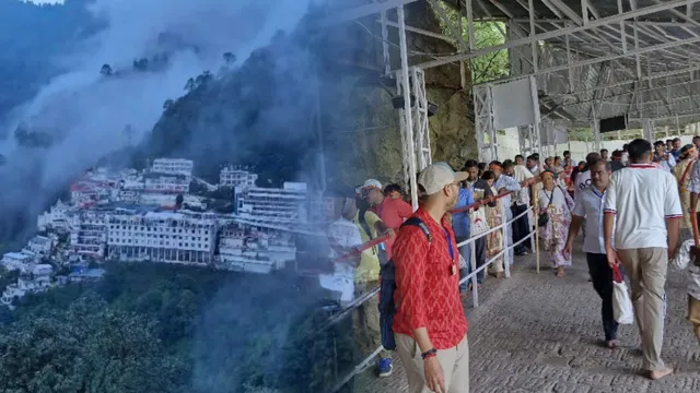 बारिश और ठंडी हवाओं के बीच जारी है मां वैष्णो देवी की यात्रा, पारंपरिक मार्ग से भवन की ओर बढ़े श्रद्धालु
