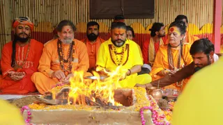 श्रीकृष्ण जन्मभूमि मुक्ति की प्रार्थना के लिए गोवर्धन के जुलहैंदी स्थित श्री चित्रगुप्त पीठ में हवन और पूजन करते संत।