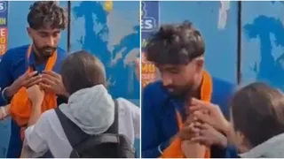 मोबाइल स्नैचर को कोचिंग छात्रा ने पकड़ा। (वीडियो ग्रैब)