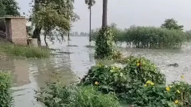 पश्चिम चंपारण के बाद मुजफ्फरपुर में बाढ़ जैसे हालात, साहेबगंज में घरों तक पहुंचा पानी