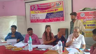 उरई में आयोजित कैंप में मरीजों को देखती डा अर्चना विश्वास। स्वयं।